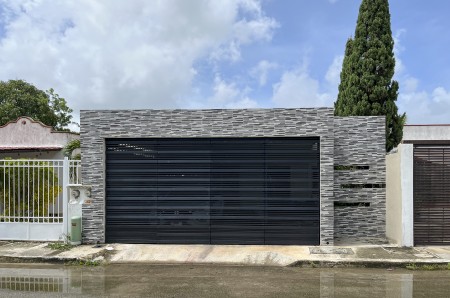 Casa en venta en las Americas primera etapa de una planta con alberca